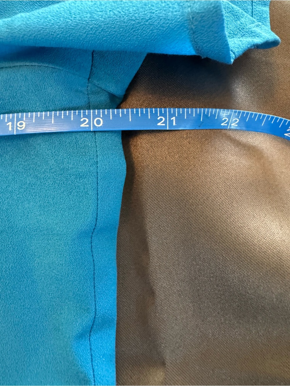 EUC Van Heusen Women’s Vibrant Blue Short Sleeve Blouse – Scoop Neck Pullover- L - Picture 6 of 9